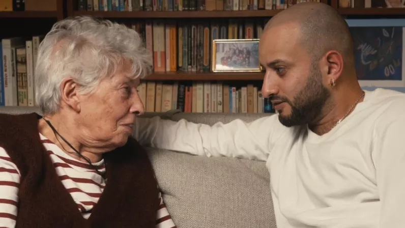 Passage de relais entre les derniers témoins de la Shoah et leurs petits-enfants